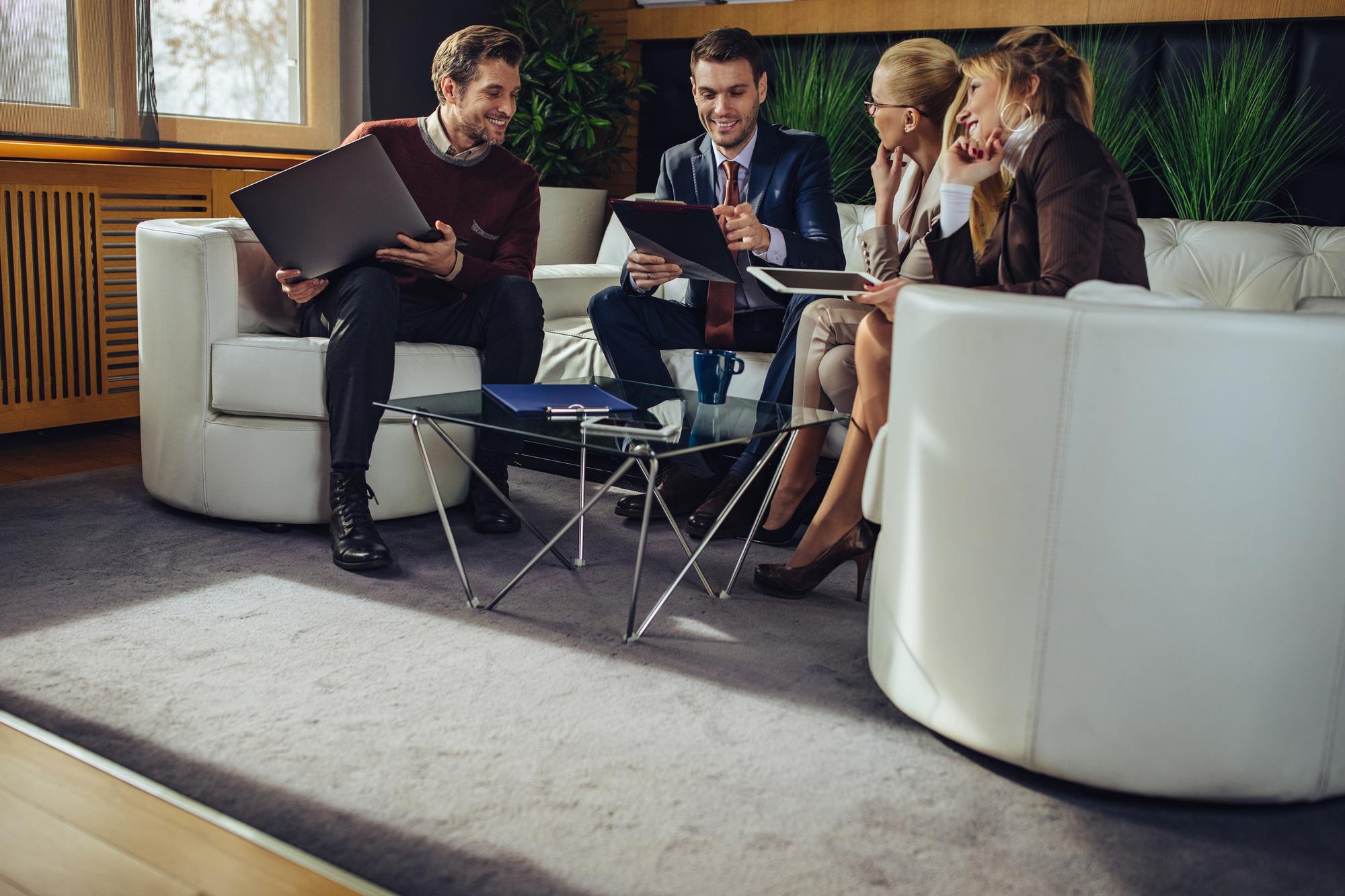 Echipa de consultanţi imobiliari în birou elegant