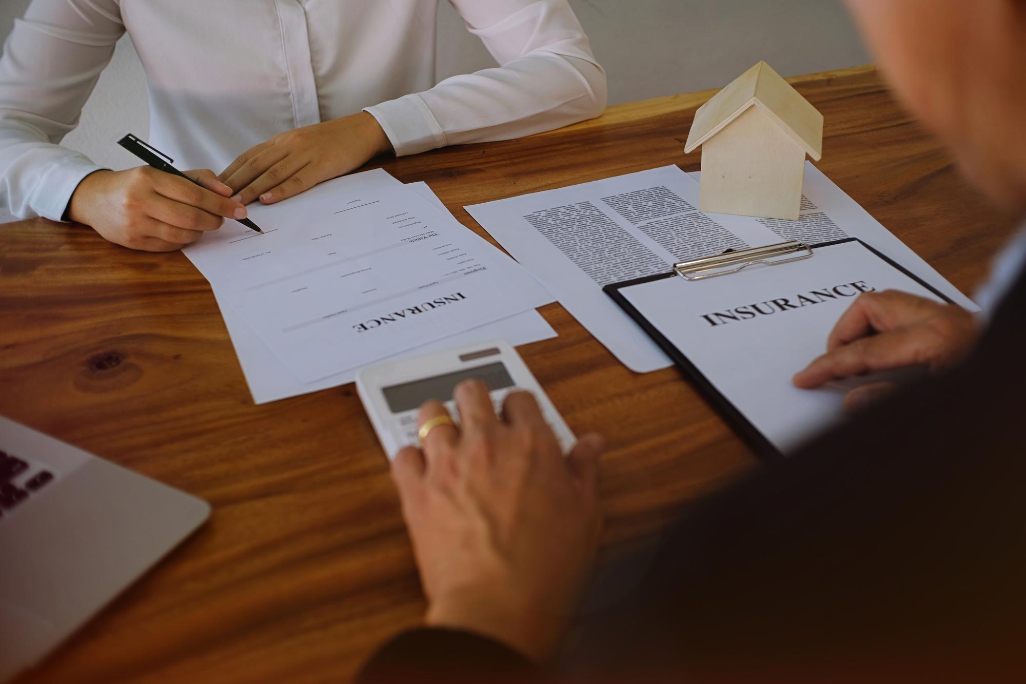 Consultant negociind contractul cu client